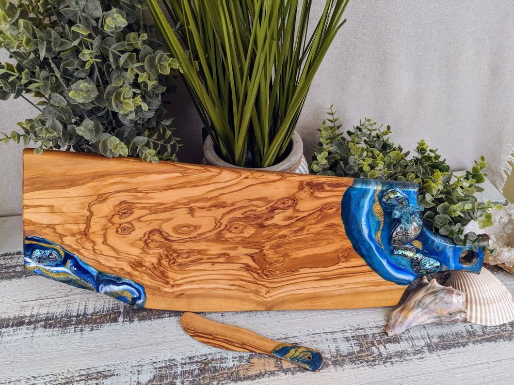 ocean color cheese board with shells with knife